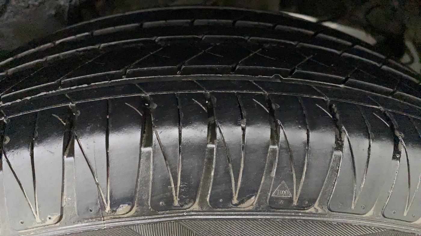 2010 Toyota Corolla Altis J PETROL, Petrol, Manual, 76,323 km, Left Front Tyre Tread