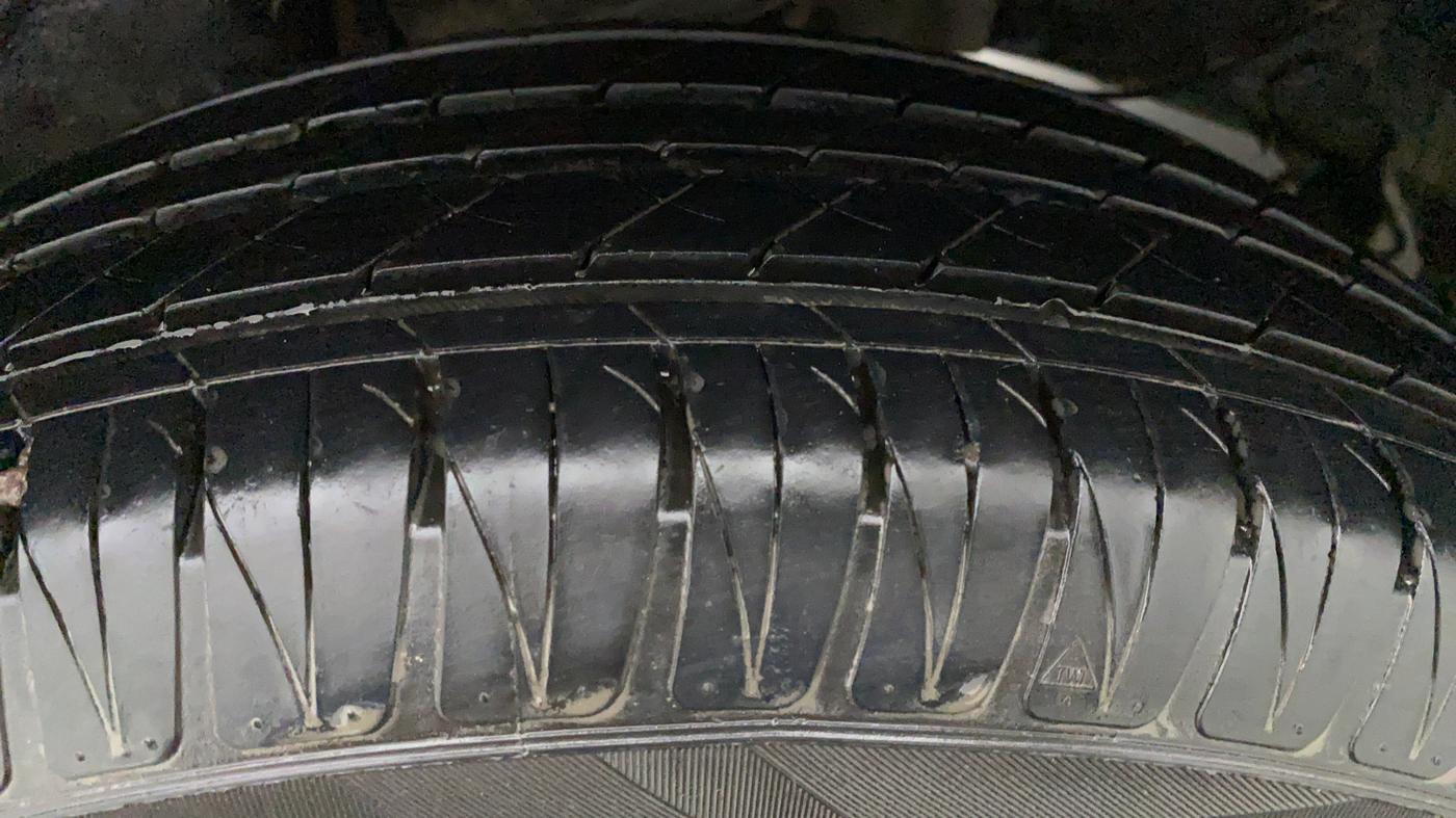 2010 Toyota Corolla Altis J PETROL, Petrol, Manual, 76,323 km, Right Front Tyre Tread