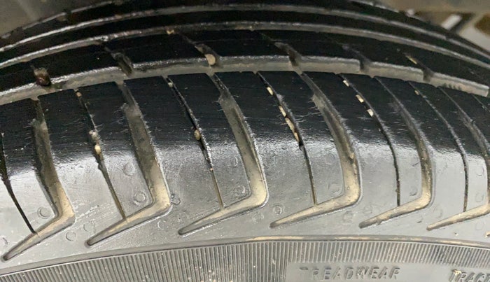 2018 Renault Kwid RXL, Petrol, Manual, 23,568 km, Right Rear Tyre Tread
