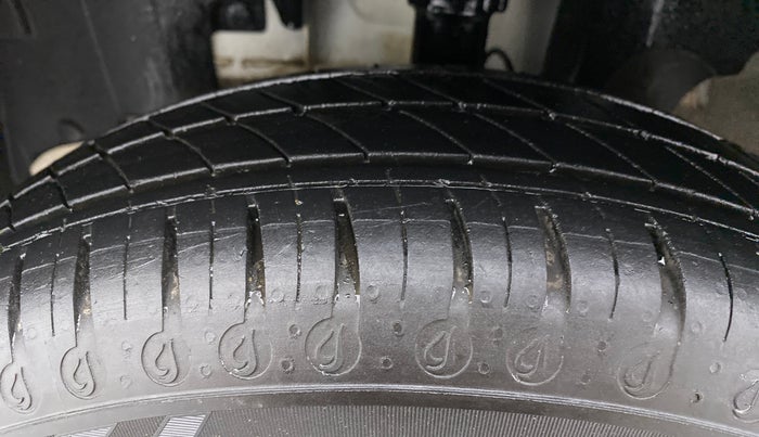 2022 Renault Kwid 1.0 RXT Opt, Petrol, Manual, 7,674 km, Left Front Tyre Tread