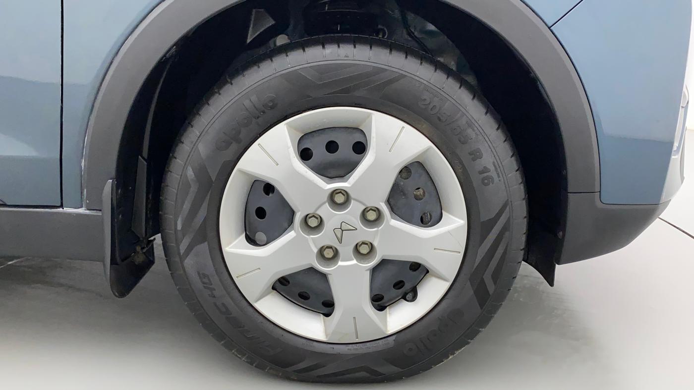 2022 Mahindra XUV300 W6 1.5 DIESEL AMT, Diesel, Automatic, 7,064 km, Right Front Wheel