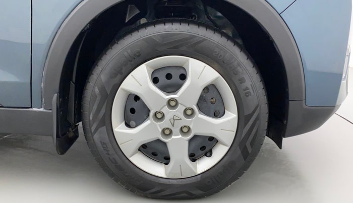 2022 Mahindra XUV300 W6 1.5 DIESEL AMT, Diesel, Automatic, 7,064 km, Right Front Wheel