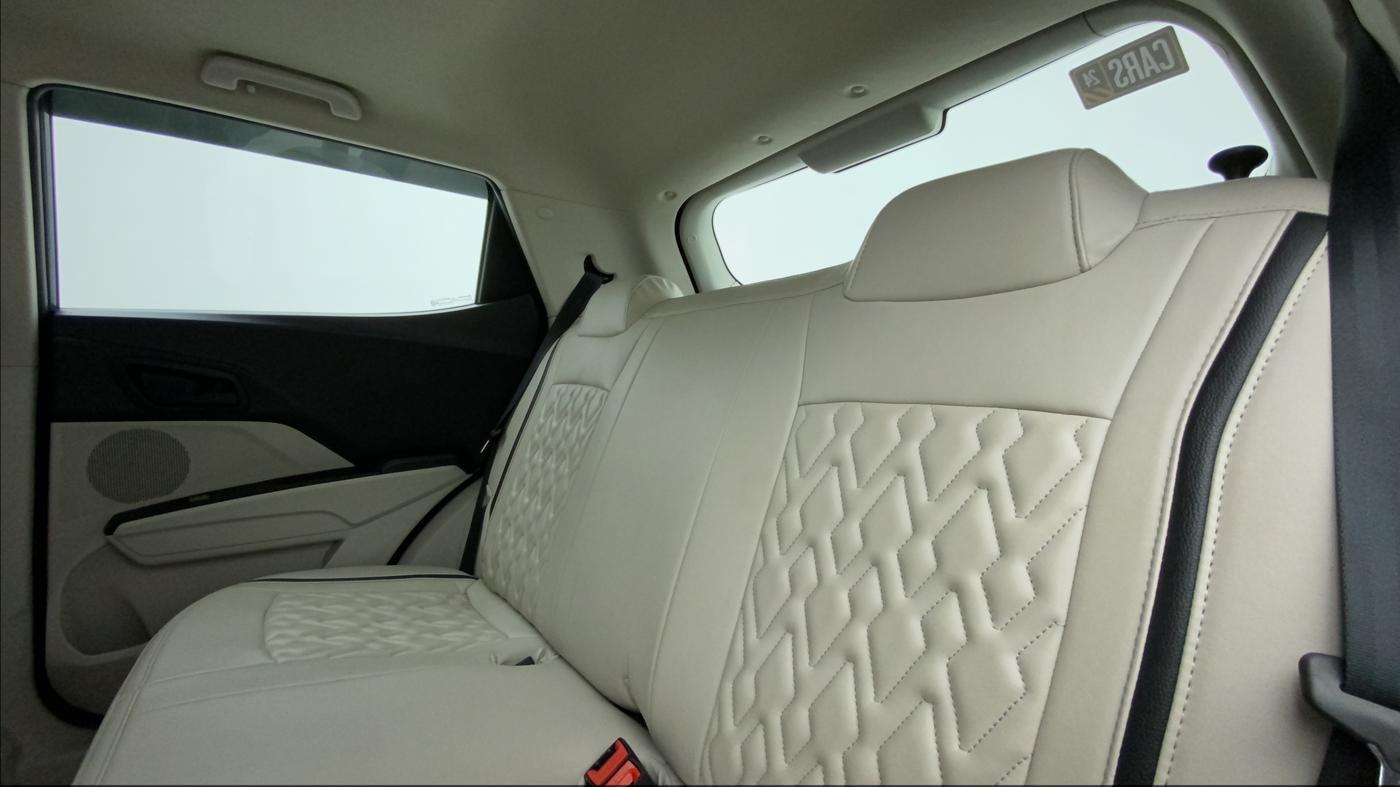2022 Mahindra XUV300 W6 1.5 DIESEL AMT, Diesel, Automatic, 7,064 km, Right Side Rear Door Cabin