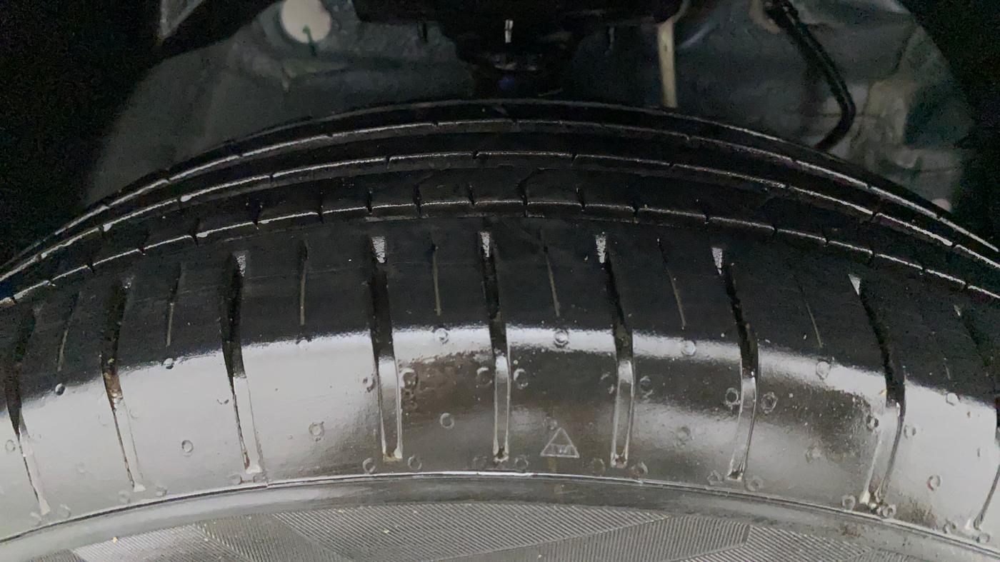 2022 Mahindra XUV300 W6 1.5 DIESEL AMT, Diesel, Automatic, 7,064 km, Right Front Tyre Tread