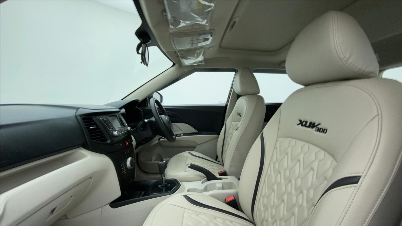 2022 Mahindra XUV300 W6 1.5 DIESEL AMT, Diesel, Automatic, 7,064 km, Right Side Front Door Cabin