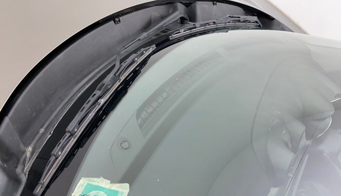 2021 Maruti Swift VXI, Petrol, Manual, 14,138 km, Front windshield - Wiper blade not fixed properly