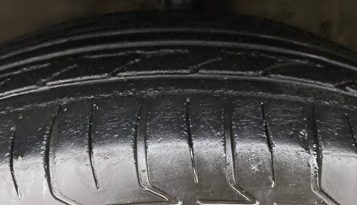 2013 Maruti Ritz VXI, Petrol, Manual, 1,07,239 km, Left Front Tyre Tread
