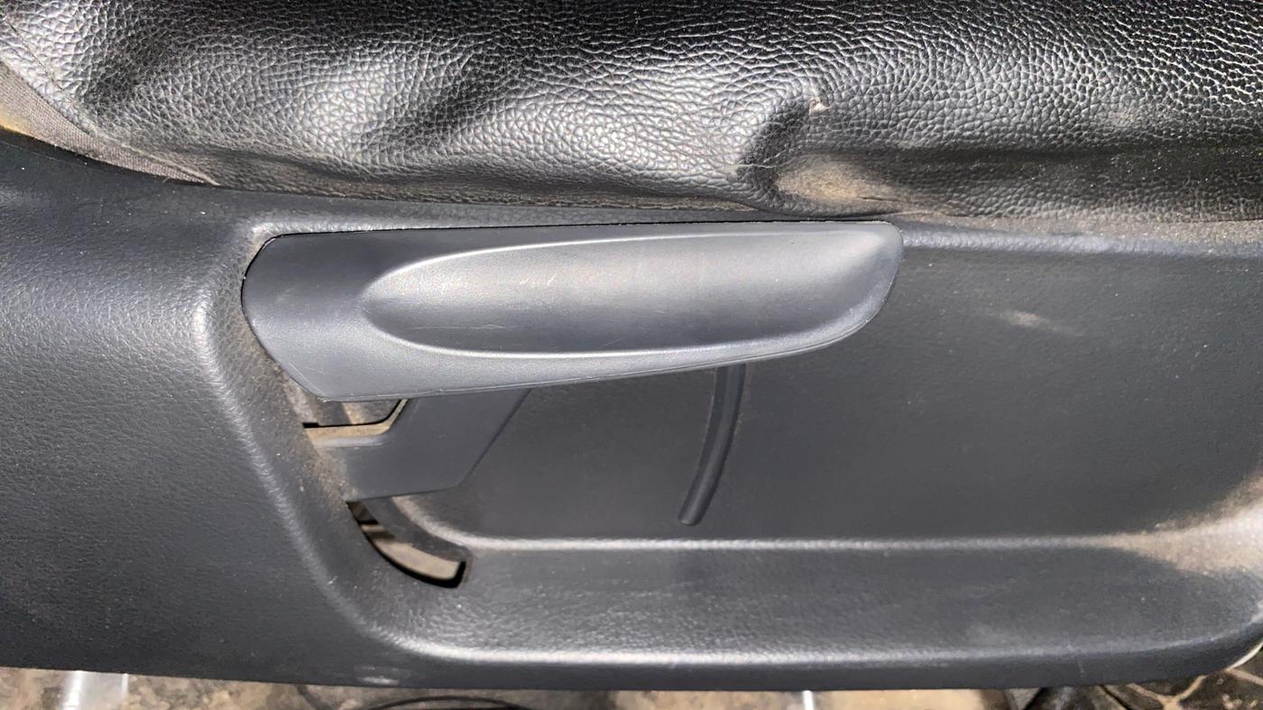 2018 Volkswagen Polo COMFORTLINE 1.0L MPI, Petrol, Manual, 43,661 km, Driver Side Adjustment Panel