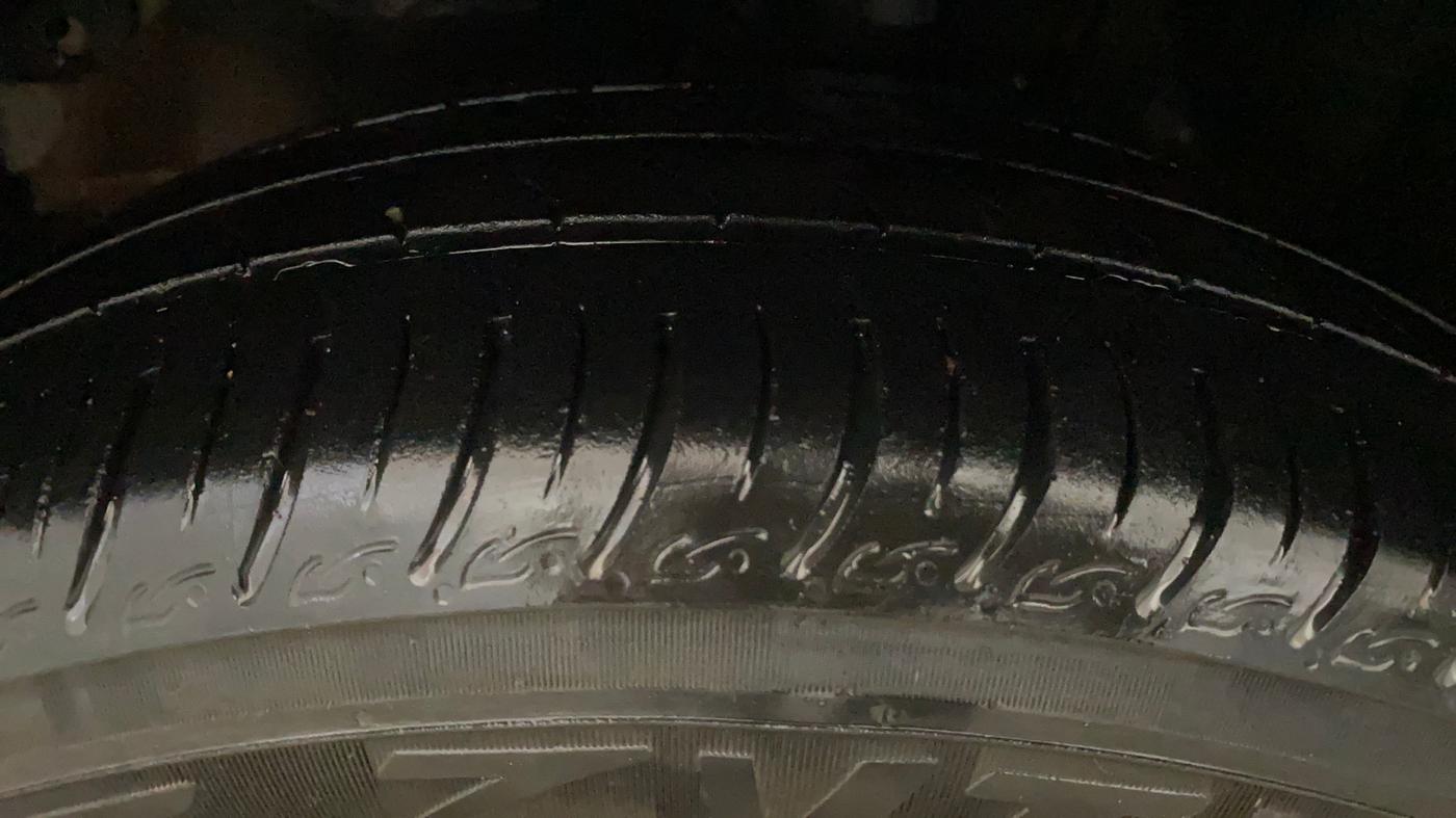 2014 Honda Amaze 1.5L I-DTEC E, Diesel, Manual, 1,00,010 km, Left Front Tyre Tread
