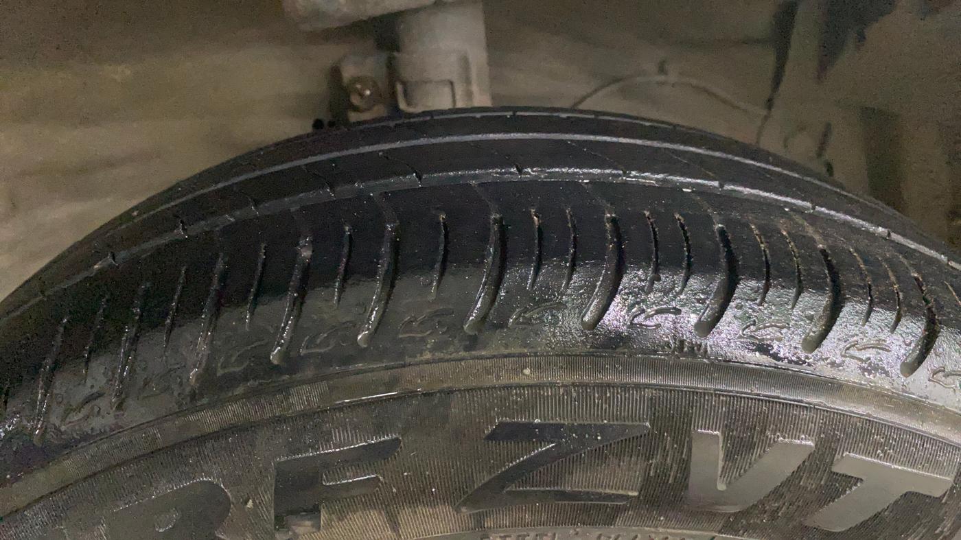 2015 Maruti Swift ZXI, Petrol, Manual, 98,211 km, Right Front Tyre Tread