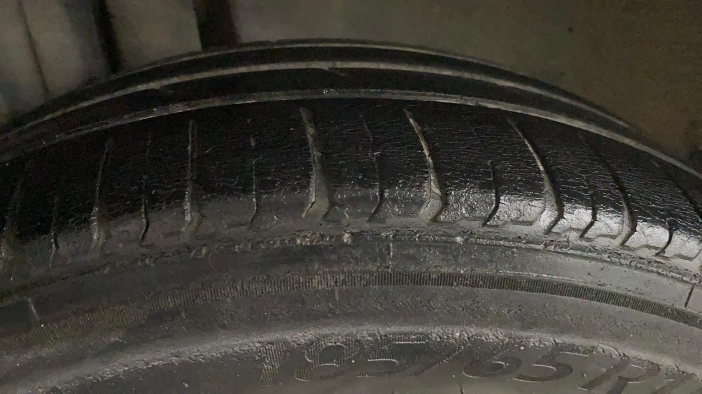 2015 Maruti Swift ZXI, Petrol, Manual, 98,211 km, Right Rear Tyre Tread