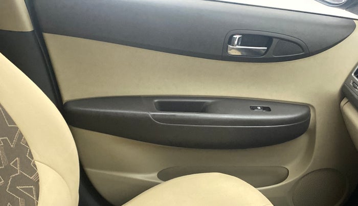 2014 Hyundai i20 SPORTZ 1.2, Petrol, Manual, 54,848 km, Left front window switch / handle - Switch/handle not functional