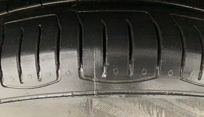 2016 Skoda Rapid 1.5 TDI CR STYLE PLUS AT, Diesel, Automatic, 75,952 km, Right Front Tyre Tread