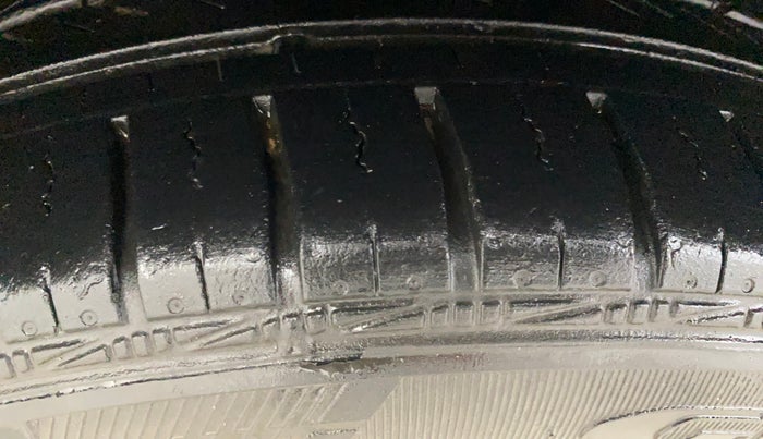 2016 Skoda Rapid 1.5 TDI CR STYLE PLUS AT, Diesel, Automatic, 75,952 km, Right Rear Tyre Tread