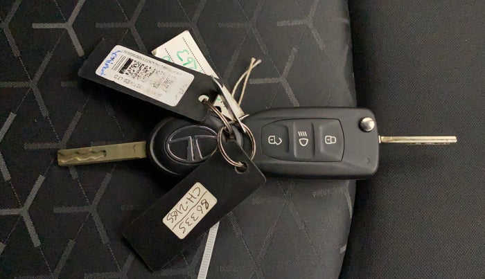2020 Tata NEXON XM PETROL, Petrol, Manual, 36,696 km, Key Close Up