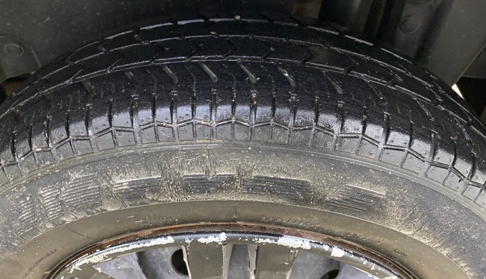 2016 Maruti Swift VXI, Petrol, Manual, 33,991 km, Left Rear Tyre Tread