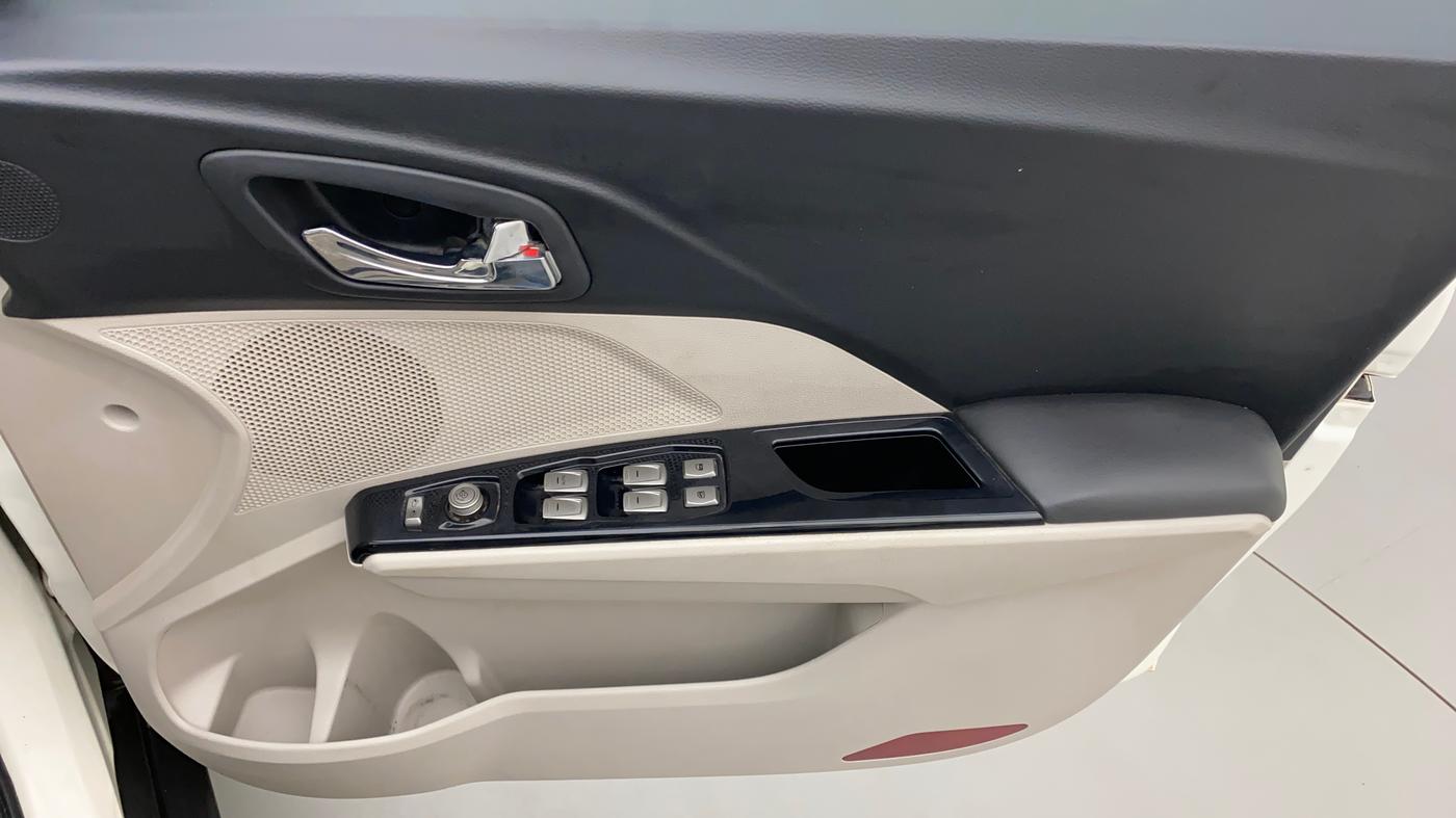 2019 Mahindra XUV300 W8 (O) 1.5 DIESEL, Diesel, Manual, 64,315 km, Driver Side Door Panels Control