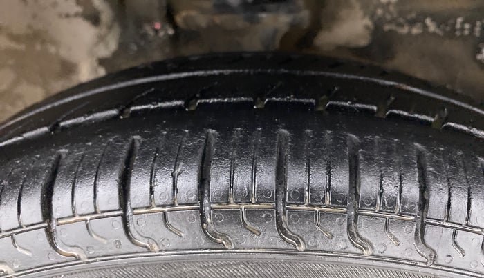 2010 Maruti Alto LXI, Petrol, Manual, 89,071 km, Right Front Tyre Tread