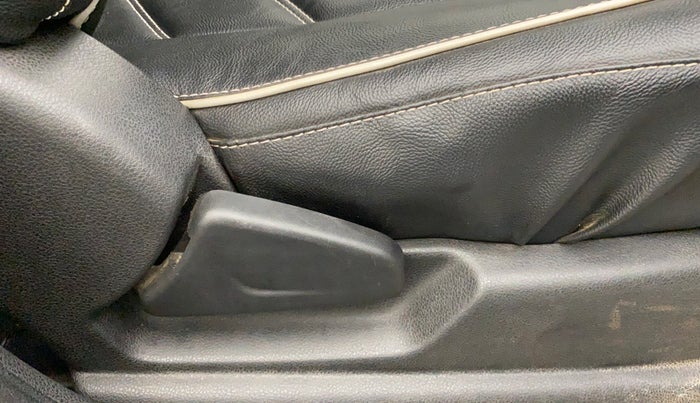 2021 Renault Kwid RXT 1.0 (O), Petrol, Manual, 29,394 km, Driver Side Adjustment Panel