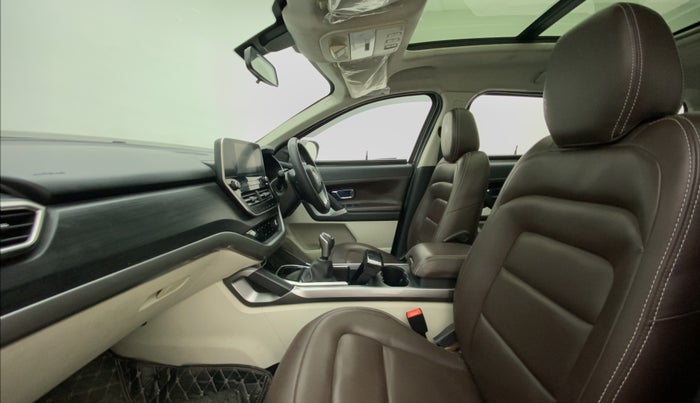 2021 Tata Safari XT PLUS, Diesel, Manual, 35,190 km, Right Side Front Door Cabin