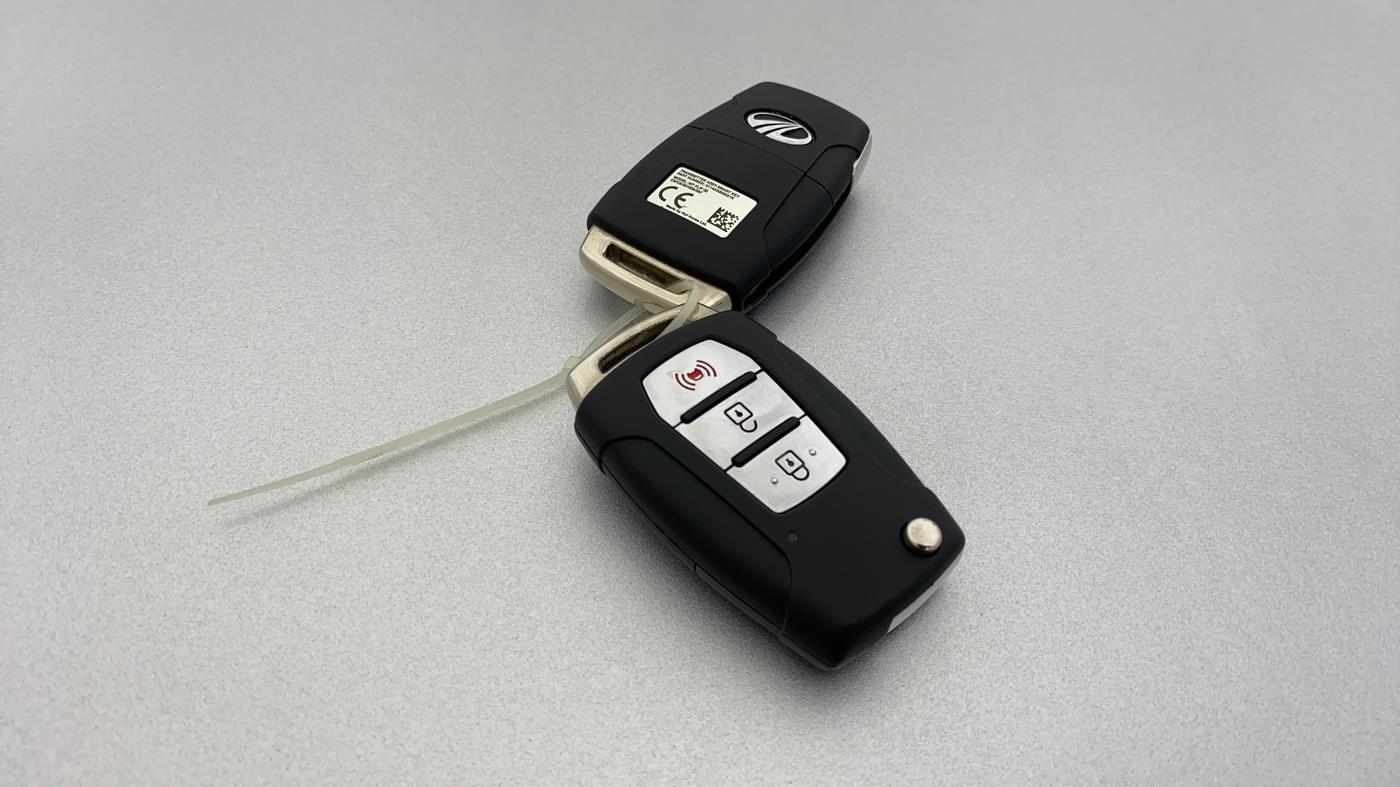2020 Mahindra XUV300 W8 (O) 1.2 PETROL, Petrol, Manual, 40,915 km, Key Close Up
