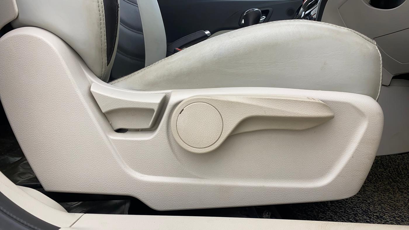 2020 Mahindra XUV300 W8 (O) 1.2 PETROL, Petrol, Manual, 40,915 km, Driver Side Adjustment Panel