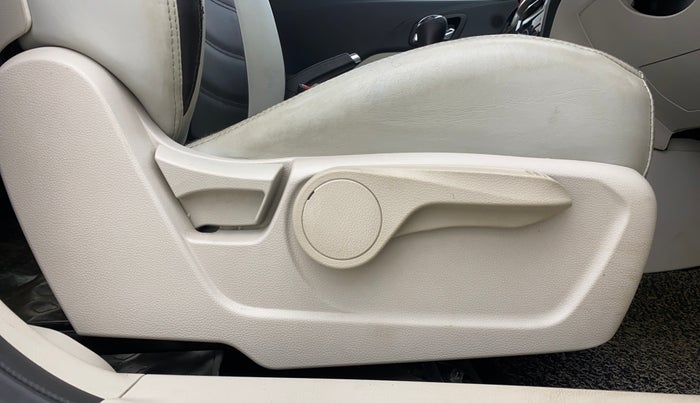 2020 Mahindra XUV300 W8 (O) 1.2 PETROL, Petrol, Manual, 40,915 km, Driver Side Adjustment Panel