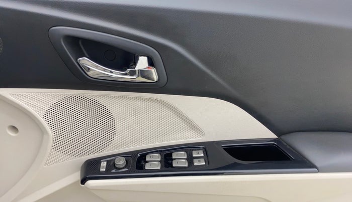 2020 Mahindra XUV300 W8 (O) 1.2 PETROL, Petrol, Manual, 40,915 km, Driver Side Door Panels Control