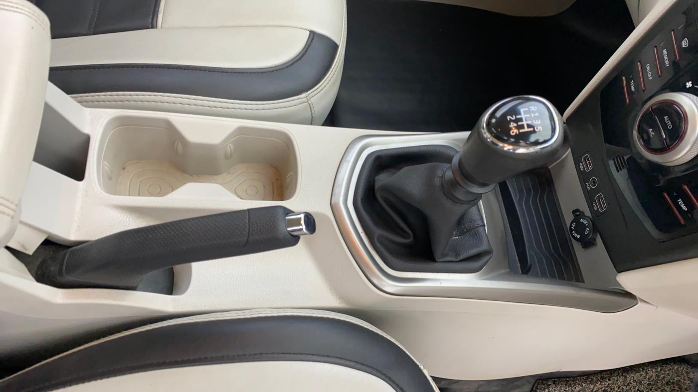 2020 Mahindra XUV300 W8 (O) 1.2 PETROL, Petrol, Manual, 40,915 km, Gear Lever
