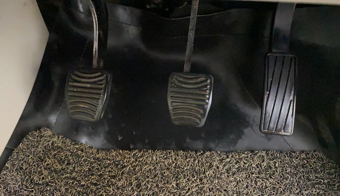 2020 Mahindra XUV300 W8 (O) 1.2 PETROL, Petrol, Manual, 40,915 km, Pedals