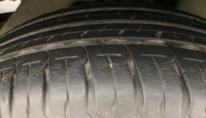 2013 Toyota Innova 2.5 GX 7 STR, Diesel, Manual, 1,28,373 km, Right Front Tyre Tread