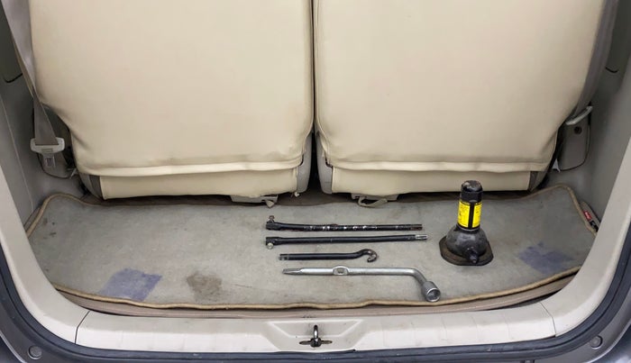 2013 Toyota Innova 2.5 GX 7 STR, Diesel, Manual, 1,28,373 km, Boot Inside
