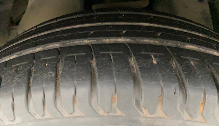 2013 Toyota Innova 2.5 GX 7 STR, Diesel, Manual, 1,28,373 km, Left Front Tyre Tread