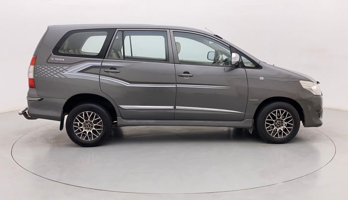 2013 Toyota Innova 2.5 GX 7 STR, Diesel, Manual, 1,28,373 km, Right Side View