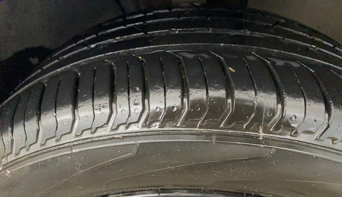 2022 Volkswagen VIRTUS TOPLINE TSI 1.0 MT, Petrol, Manual, 46,472 km, Right Front Tyre Tread