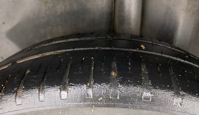 2011 Maruti Swift Dzire VXI, Petrol, Manual, 90,733 km, Left Rear Tyre Tread