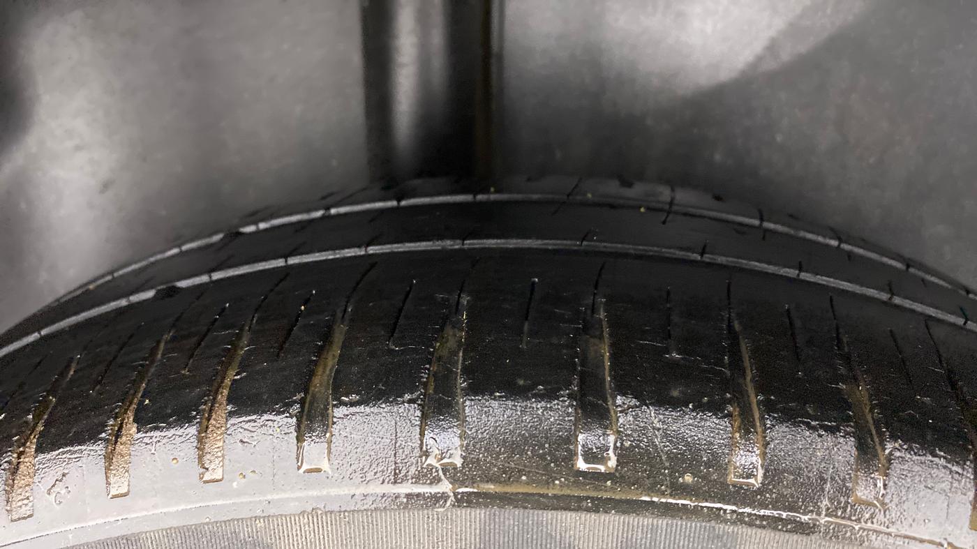 2011 Maruti Swift Dzire VXI, Petrol, Manual, 90,733 km, Right Rear Tyre Tread