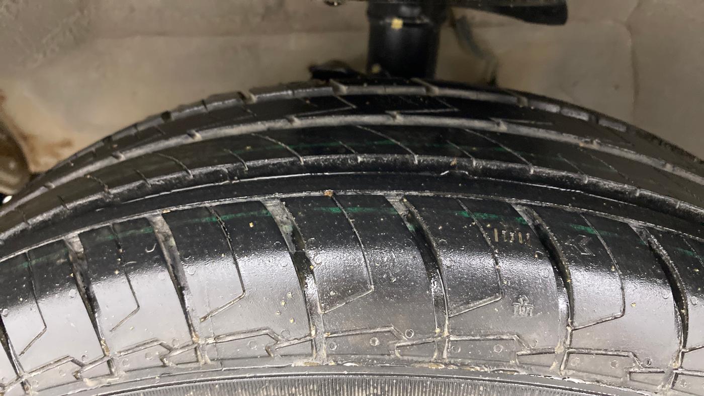 2011 Maruti Swift Dzire VXI, Petrol, Manual, 90,733 km, Left Front Tyre Tread