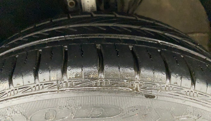 2016 Skoda Rapid 1.6 MPI ACTIVE, Petrol, Manual, 66,054 km, Left Front Tyre Tread