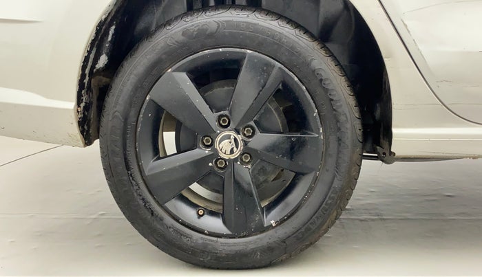 2016 Skoda Rapid 1.6 MPI ACTIVE, Petrol, Manual, 66,054 km, Right Rear Wheel