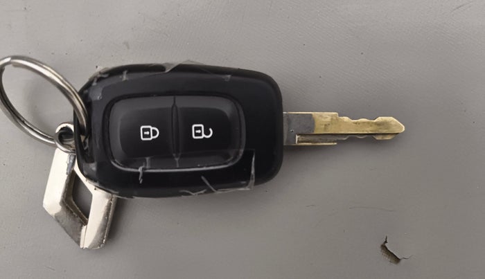 2021 Renault Kwid RXT 1.0 AMT (O), Petrol, Automatic, 74,198 km, Key Close Up