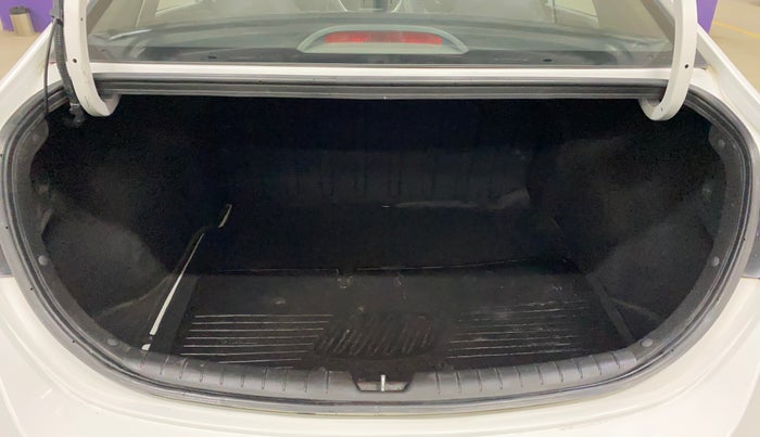 2018 Hyundai Verna 1.4 EX PETROL, Petrol, Manual, 43,601 km, Boot Inside