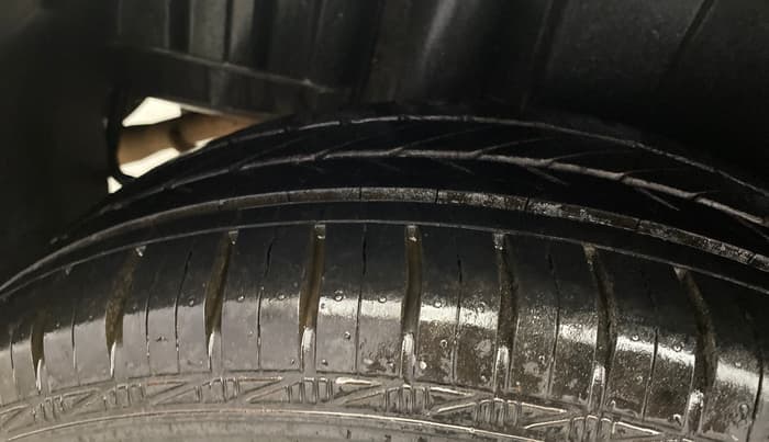 2016 Maruti Swift VXI, Petrol, Manual, 1,39,817 km, Right Rear Tyre Tread