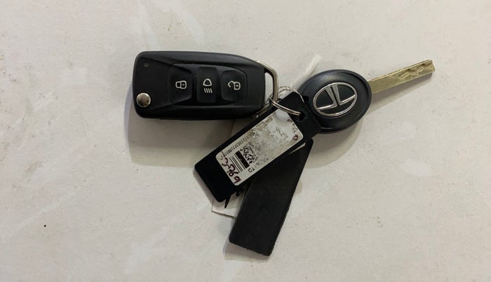 2023 Tata Tiago XT (O) PETROL, CNG, Manual, 24,427 km, Key Close Up