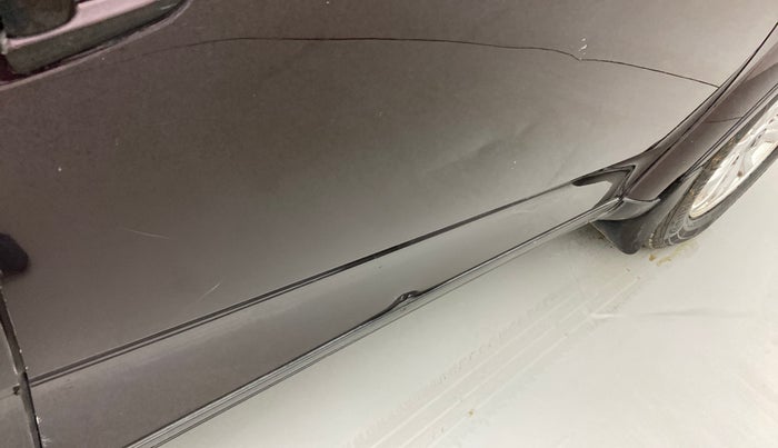 2018 Mahindra XUV500 W10 1.99, Diesel, Manual, 1,24,586 km, Driver-side door - Slightly dented
