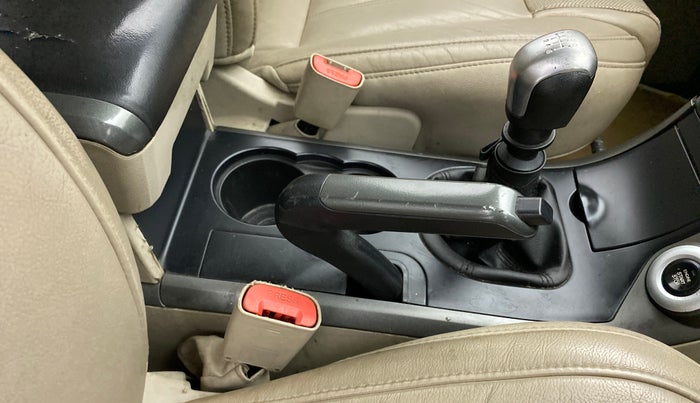 2018 Mahindra XUV500 W10 1.99, Diesel, Manual, 1,24,586 km, Gear Lever