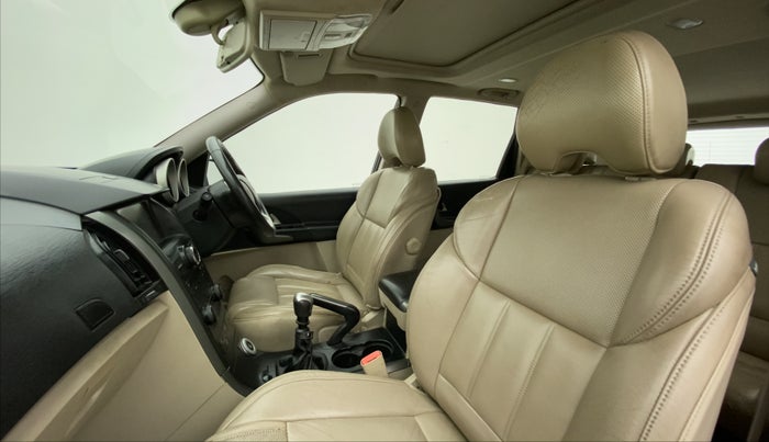 2018 Mahindra XUV500 W10 1.99, Diesel, Manual, 1,24,586 km, Right Side Front Door Cabin