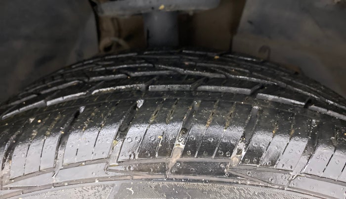 2018 Mahindra XUV500 W10 1.99, Diesel, Manual, 1,24,586 km, Right Front Tyre Tread