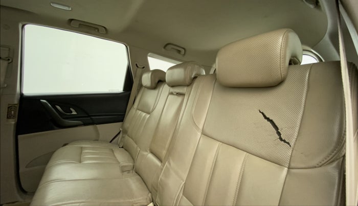 2018 Mahindra XUV500 W10 1.99, Diesel, Manual, 1,24,586 km, Right Side Rear Door Cabin