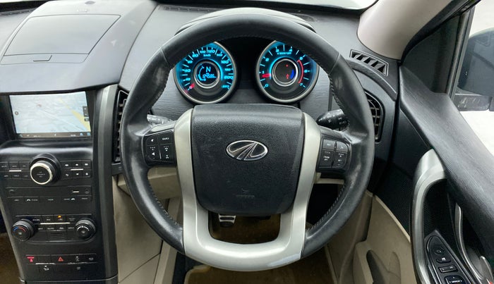 2018 Mahindra XUV500 W10 1.99, Diesel, Manual, 1,24,586 km, Steering Wheel Close Up